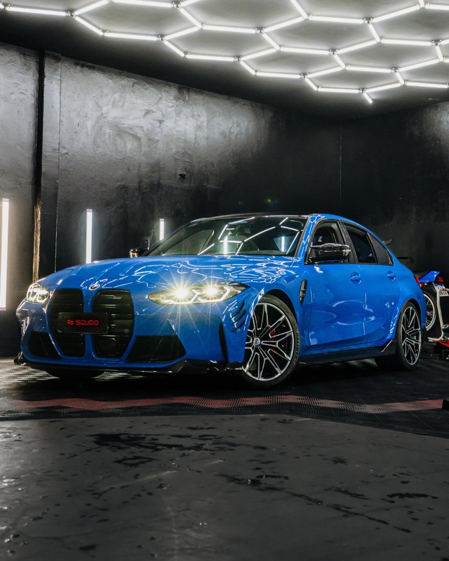 BMW M3 · sob o teto de LED